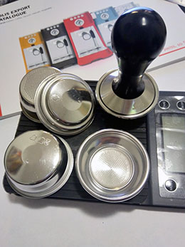 5 filter baskets (pressurized and unpressurized) + metal 54mm tamper